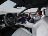 Жена, която се отпуска на пътническата седалка отпред в Hyundai IONIQ 6.
