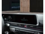 Централният сензорен екран в IONIQ 6 показва ъпдейт на софтуера на автомобила по Over The Air.