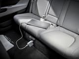 Лаптоп, включен в бордовия 230V контакт на Hyundai IONIQ 6 с технология Vehicle-to-Load.