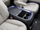 Предна част на Hyundai STARIA Electric с мултифункционална централна конзола и регулируеми подлакътници.