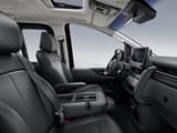 Интериорът на Hyundai STARIA Electric с отворен дизайн на таблото, централен дисплей и просторно предно място за сядане.