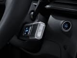 Близък план на колонен селектор Shift-by-Wire на Hyundai STARIA Electric с осветен индикатор за предавките и интегриран бутон Park