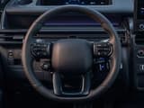Кокпит на Hyundai STARIA Electric в близък план, показващ контролите на волана