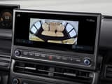 Дисплей на таблото на Hyundai STARIA Electric с камера за задните пътници и функция за говор в купето.