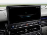 Близък план на екрана на таблото на Hyundai STARIA Electric, показващ статус и лента за напредък на OTA актуализация.