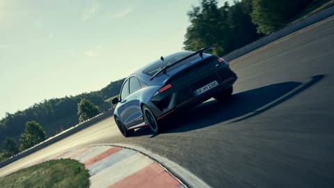 IONIQ 6 N преминава през завой, демонстрирайки пъргавина и фокус върху динамиката.