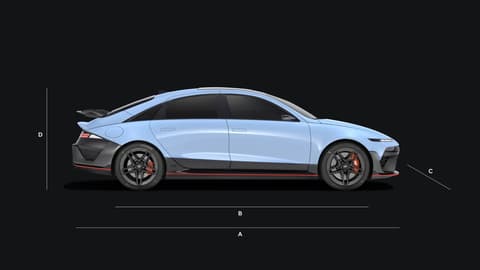 Изглед отстрани на Hyundai IONIQ 6 N с отбелязани размери на тъмен фон.