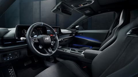 Изглед към интериора на Hyundai IONIQ 6 N, показващ кокпита, дигиталните дисплеи и ориентираните към водача контроли.