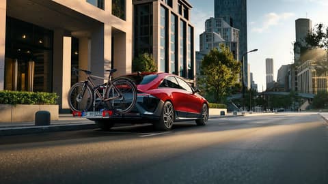 Hyundai IONIQ 6 със стойка за велосипеди, подходяща за всички тегличи, транспортен аксесоар.
