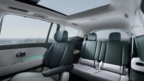 Изглед към втори и трети ред седалки в Hyundai IONIQ 9 електрически SUV.
