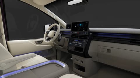 Преден интериор на Hyundai STARIA Electric с хоризонтален дизайн на арматурното табло, амбиентно осветление и дисплей за инфотейнмънт.