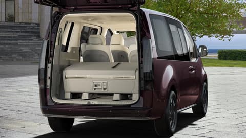 Заден изглед на Hyundai STARIA Electric с отворен багажник, подчертаващ просторния товарен обем и сгънати седалки.