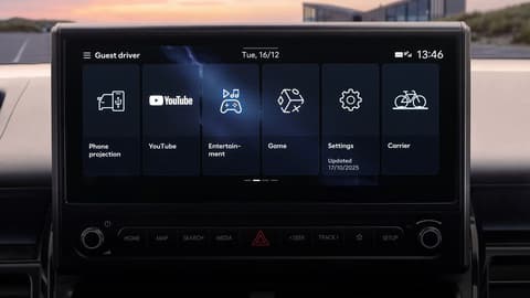 Екран на инфотейнмънта на Hyundai STARIA Electric, показващ менюта за развлечения и настройки.