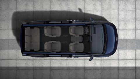 Изглед отгоре на Hyundai STARIA Electric, показващ 7‑местна конфигурация и просторна кабина.