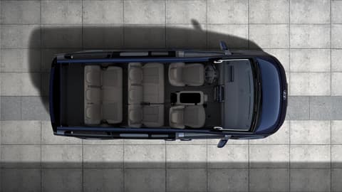 Изглед отгоре на Hyundai STARIA Electric, показващ 9‑местна конфигурация и просторна кабина.
