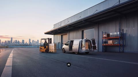 Hyundai STARIA Cargo се товари на складова рампа.