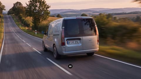 Hyundai STARIA Cargo, заснет отзад, по път в селска местност.