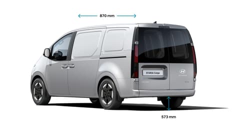 Hyundai STARIA Cargo в изглед три четвърти с информация за плъзгащите врати.