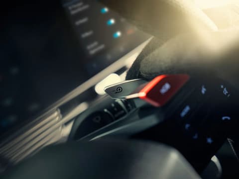 Перцата за превключване на волана в Hyundai IONIQ 5 N – високопроизводителен електромобил.