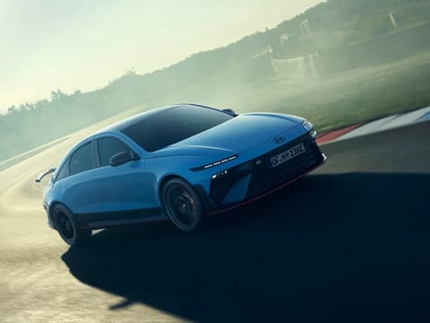 Hyundai IONIQ 6 N преминава през завой на писта, подчертавайки дизайна и динамиката си.