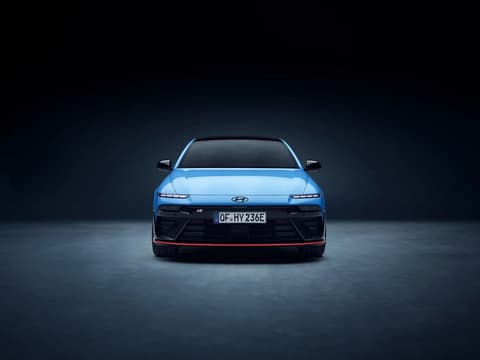 Преден изглед на Hyundai IONIQ 6N с подчертана решетка и характерен дизайн на фаровете.