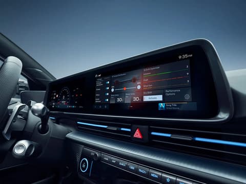 Дигиталният дисплей и арматурното табло на Hyundai IONIQ 6 N, показващи разнообразни опции за настройки и производителност.