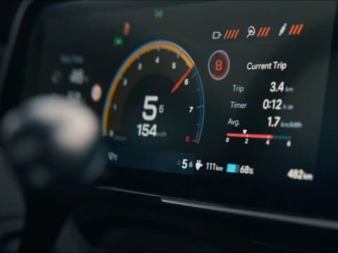Дисплей на таблото в IONIQ 6 N с показани динамични показатели и настройки по време на шофиране.