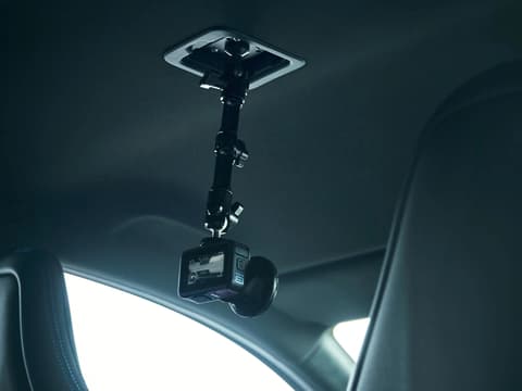 Екшън камера, монтирана на вътрешния таван на Hyundai IONIQ 6 N.