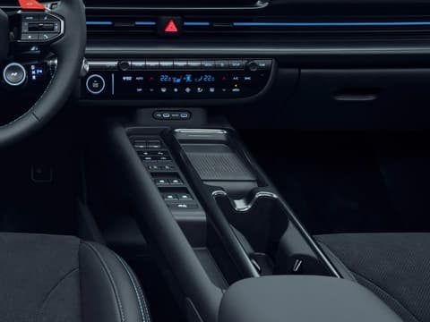 Централната конзола на Hyundai IONIQ 6 N, оборудвана с модерни бутони и отделения за съхранение.