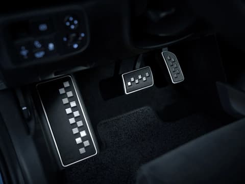 Метални педали с поставка за крак в интериора на Hyundai IONIQ 6 N, с подчертана спортна и премиум визия