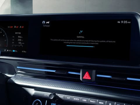 Интериорът на Hyundai IONIQ 6 N с два дигитални дисплея и екран за напредък на ъпдейти по въздуха.
