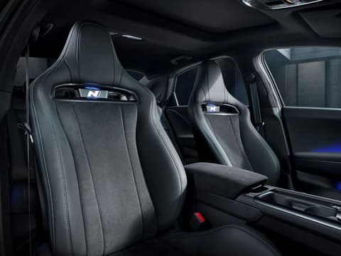 Предни спортни седалки в Hyundai IONIQ 6 N с интегрирани N лога и премиум дизайн.