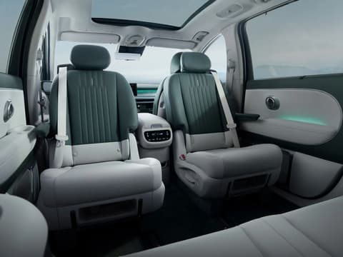 Hyundai IONIQ 9 с въртящи се седалки на втори ред, обърнати към третия ред.