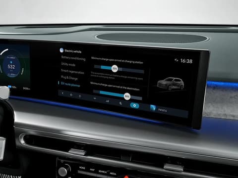 Hyundai IONIQ 9 с облачно свързан маршрут за електромобили върху извития дисплей.