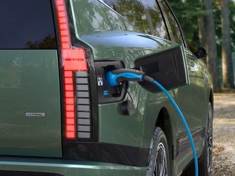 Отвореният порт за зареждане на Hyundai IONIQ 9 електрически SUV с включен кабел за зареждане.