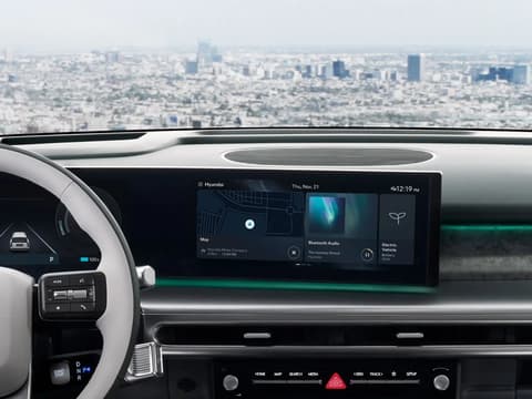 Hyundai IONIQ 9 с музикални услуги на извития дисплей.