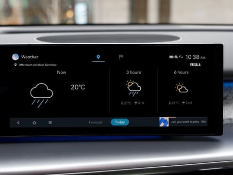 Дисплеят във вътрешността на Hyundai IONIQ 9 с прогноза за времето и информация според местоположението.