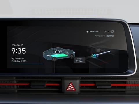 12.3" инфотейнмънт сензорен екран в Hyundai IONIQ 6, показващ нивото на заряда и пробега.