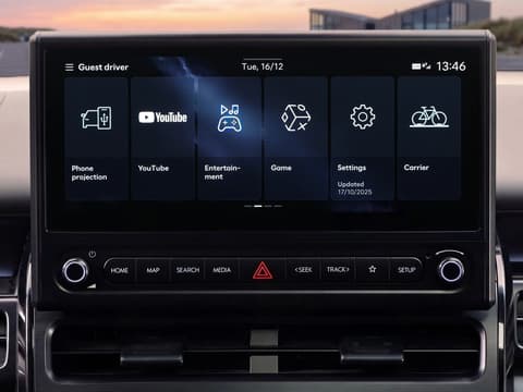 Екран на инфотейнмънта на Hyundai STARIA Electric, показващ менюта за развлечения и настройки.
