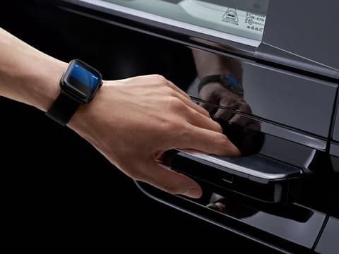 Дръжка на врата на Hyundai STARIA Electric, отключвана с устройство Smart Key, подчертава удобния достъп