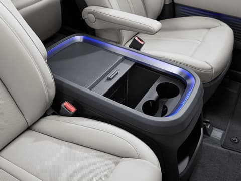 Предна част на Hyundai STARIA Electric с мултифункционална централна конзола и регулируеми подлакътници.