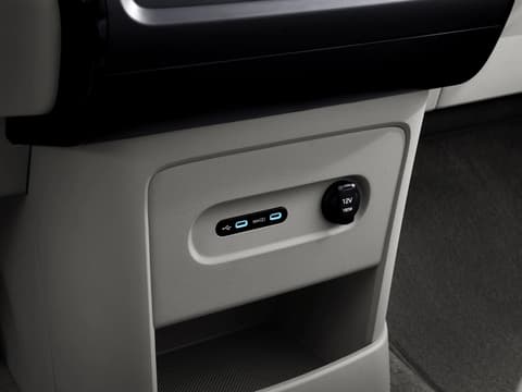 Задна част на купето на Hyundai STARIA Electric с вградени USB портове и 12V контакт за удобство на пътниците.