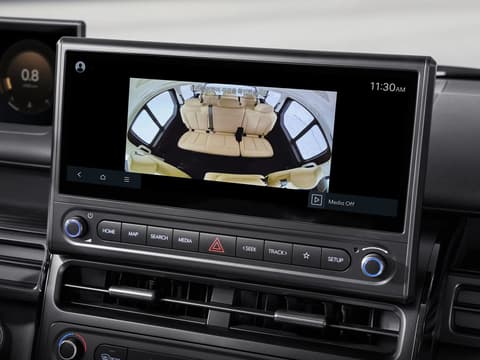 Дисплей на таблото на Hyundai STARIA Electric с камера за задните пътници и функция за говор в купето.