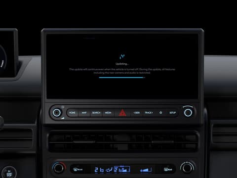Инфотейнмънт екранът на Hyundai STARIA Cargo отблизо.