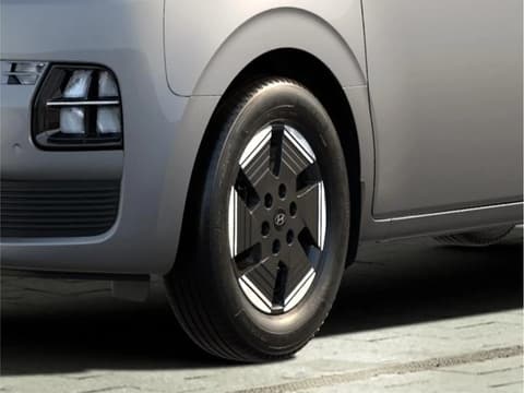 Предното колело на Hyundai STARIA Cargo отблизо.