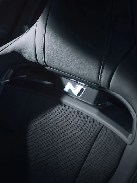 Детайл на N логото върху спортната седалка тип „кофа“ в интериора на Hyundai IONIQ 6 N.