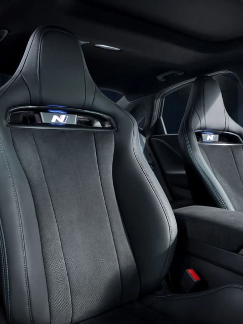 Преден тричетвърти изглед на Hyundai IONIQ 6N в студио, показващ отличителната решетка и спортния силует.