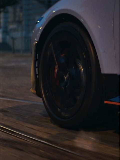 Автомобилното колело на Hyundai IONIQ 6 N в движение из града, акцент на динамиката.