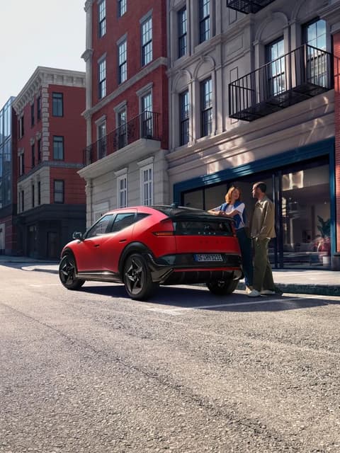 Hyundai IONIQ 3 интериор, централна конзола с дървена шахматна дъска между предните седалки.