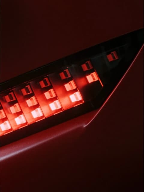 Вътрешни вентилационни отвори на Hyundai IONIQ 3 отблизо – в черно и сребристо (металик).